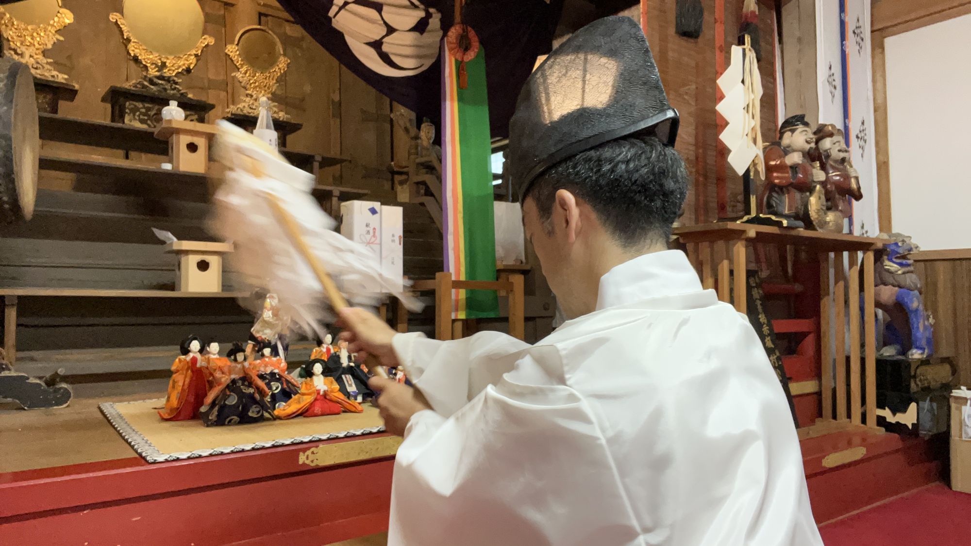 神職が人形に向けてご祈祷を行う様子