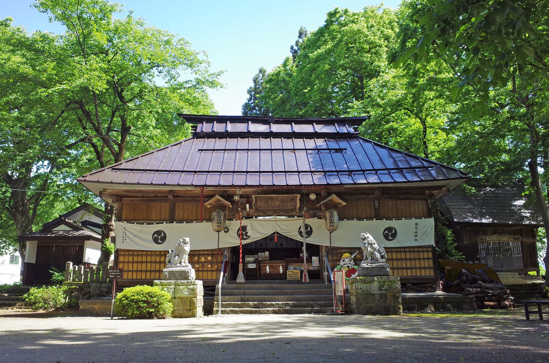 新緑に包まれた飯笠山神社の社殿