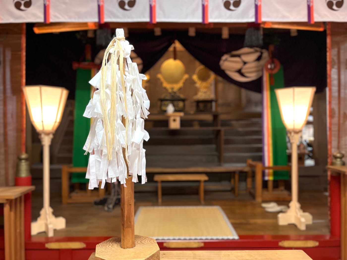 拝殿の祭壇と紙垂