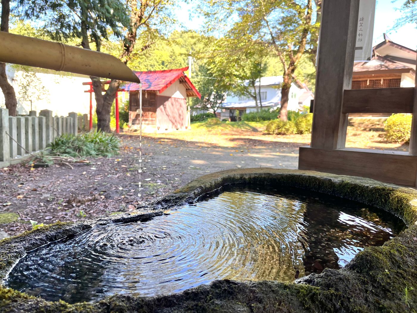 水が落ちる手水舎